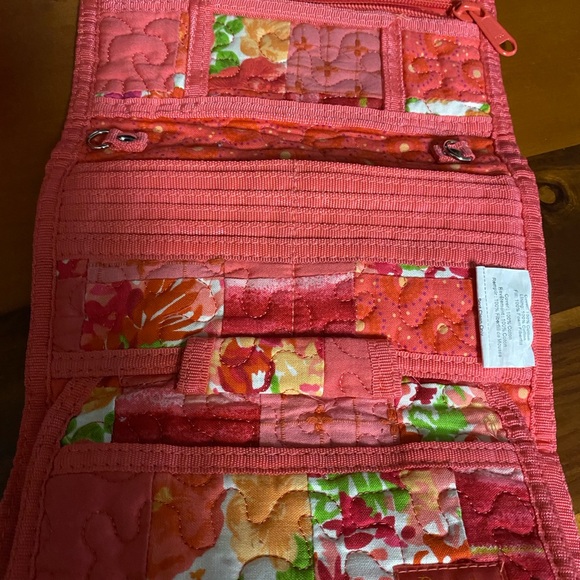 Donna Sharp set. Crossbody/shoulder strap fits both. Corals, pinks, red
So cute! - Picture 5 of 14